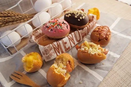 小雞吃蛋糕 -雞蛋糕x泰式奶茶 品牌形象