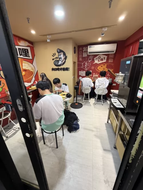 張大口日式咖喱丼飯 品牌形象